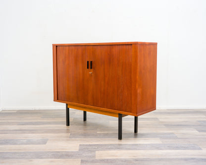 Buffet haut en teck avec portes coulissantes, années 1960, restauré.