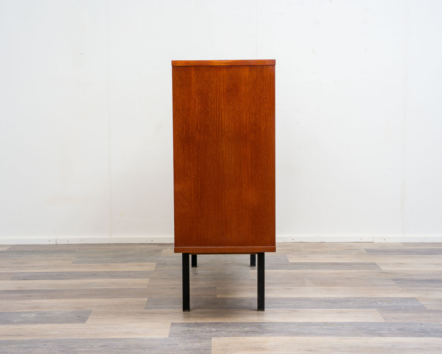 Buffet haut en teck avec portes coulissantes, années 1960, restauré.