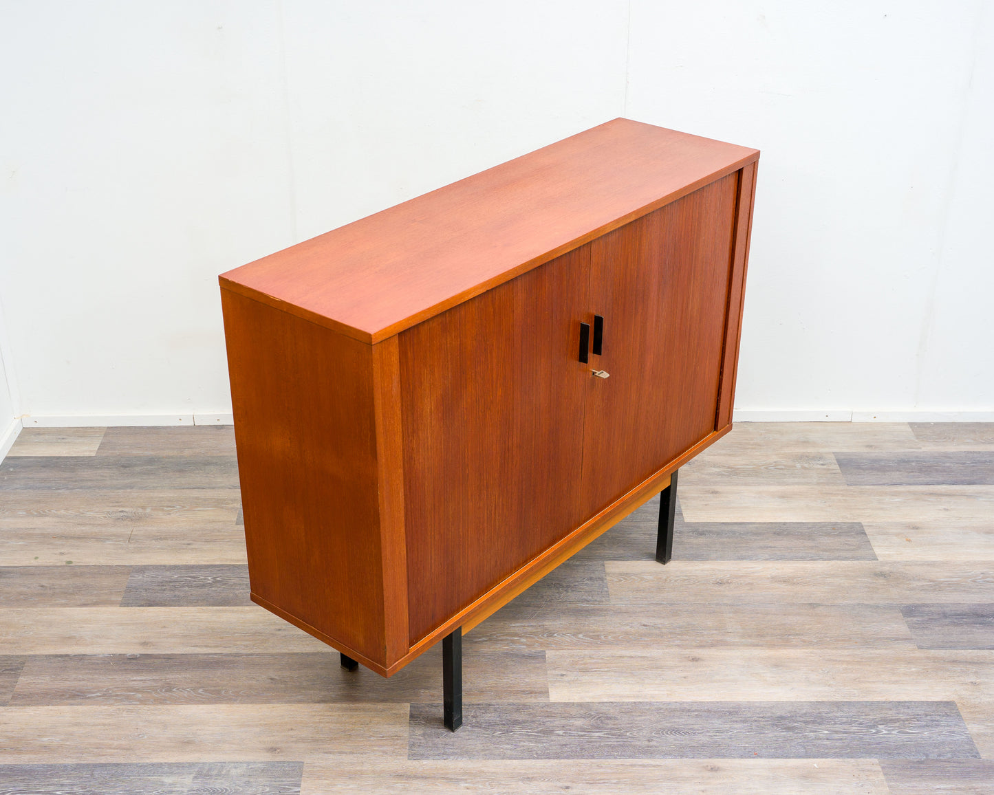 Buffet haut en teck avec portes coulissantes, années 1960, restauré.